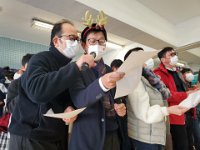 Singing Xmas songs 2